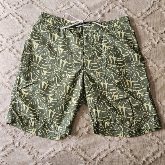 St. John's Bay Men's Green Foliage Swim Trunks Size Medium - Picture 2 of 8